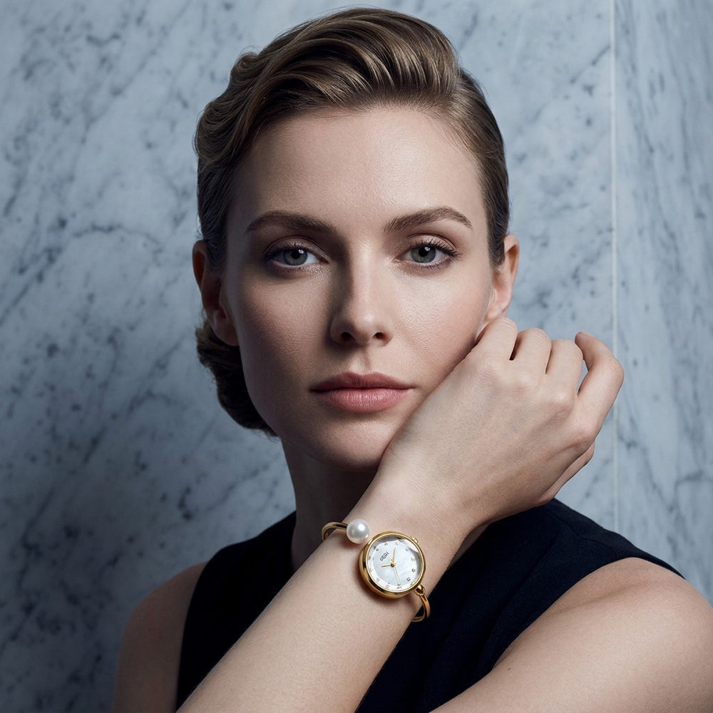 gold-bangle-pearl-watch-model-luna-precision